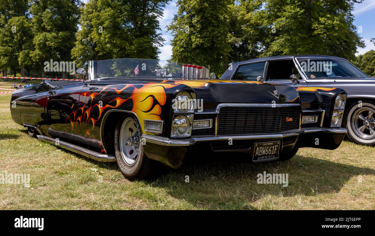 DeVille 1968 de Cadillac avec une superbe peinture à la flamme personnalisée exposée au American Auto Club Rally of the Giants Banque D'Images