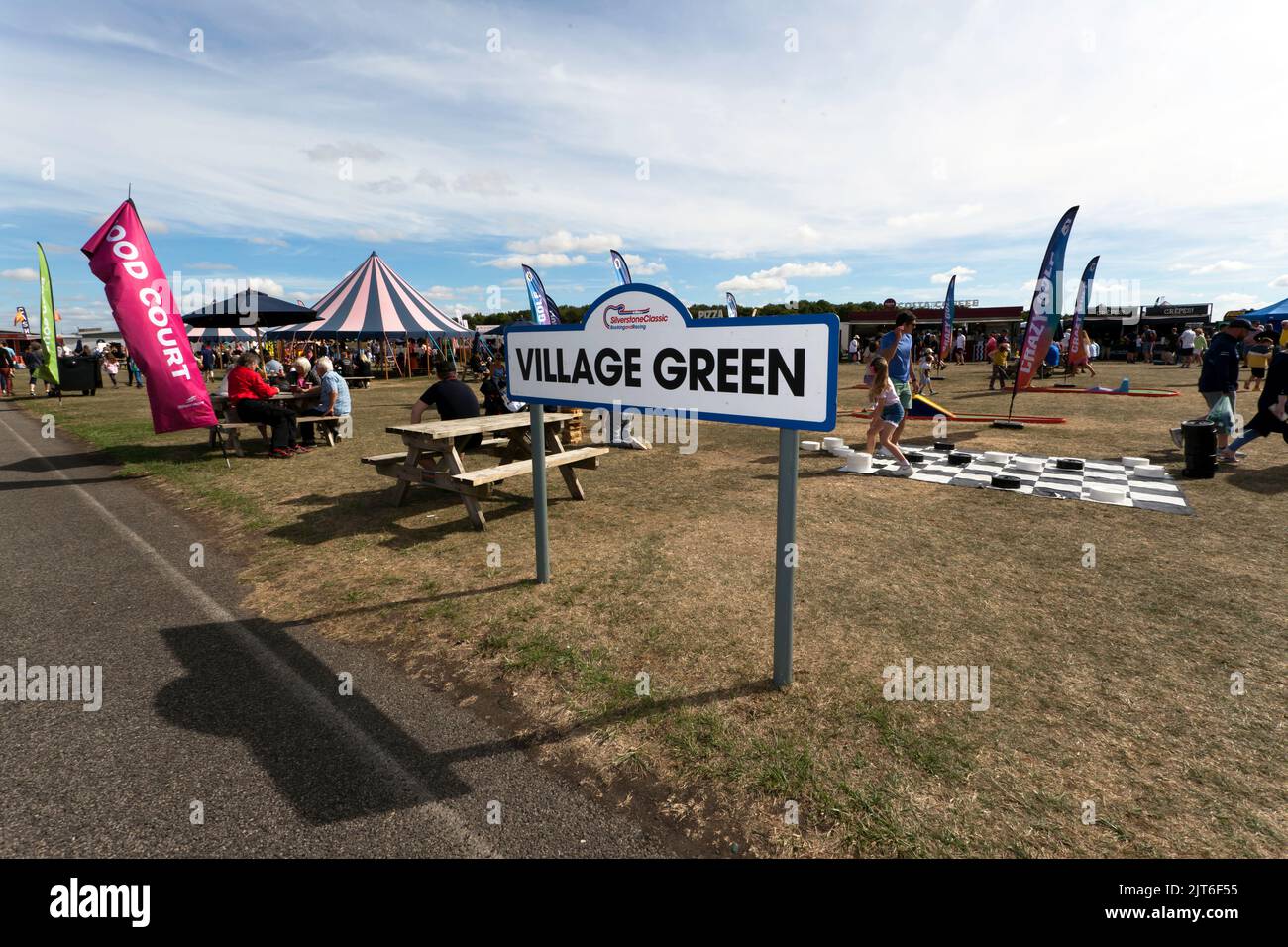 Familles profitant des différents jeux de jardin et de l'aire de restauration au Village Green, pendant le Silverstone Classic 2022 Banque D'Images