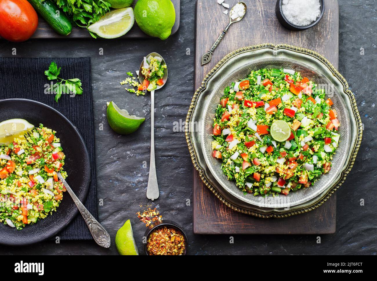 Cuisine arabe; salade traditionnelle du Moyen-Orient.salade de tabbouleh avec tomates fraîches, concombre, persil, menthe, oignon et bulgur. Vue de dessus avec gros plan. Banque D'Images