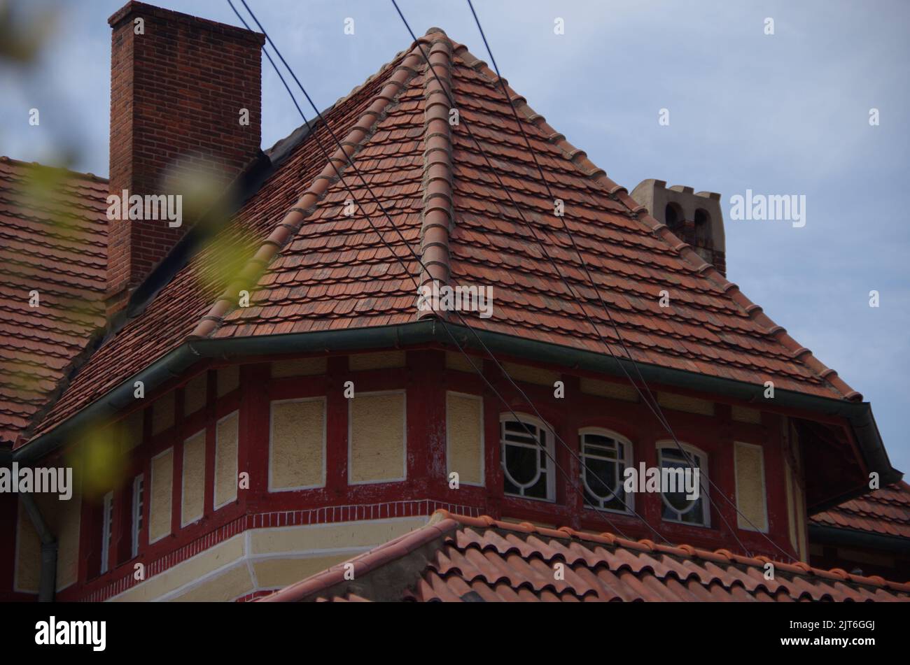 L'ancienne maison de style architectural allemand vue sur le toit, gros plan Banque D'Images