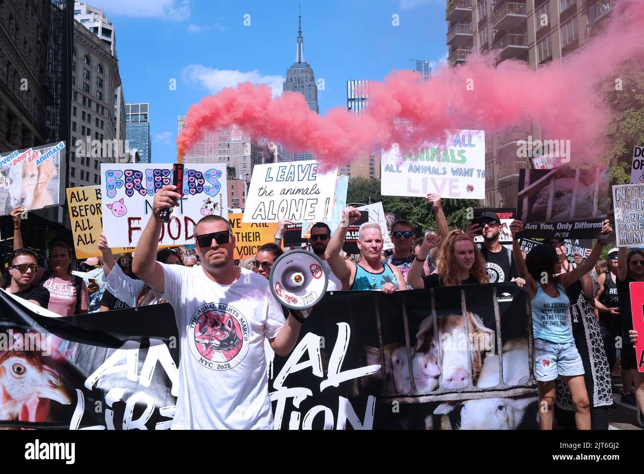 New York, New York, États-Unis. 27th août 2022. Les militants sont descendus dans la rue pour réclamer le traitement éthique des animaux. Les militants et défenseurs des droits des animaux se sont unis contre la xploitation des animaux et la poursuite de la libération des animaux et d'un avenir meilleur pour tous. (Image de crédit : © Milo Hess/ZUMA Press Wire) Banque D'Images