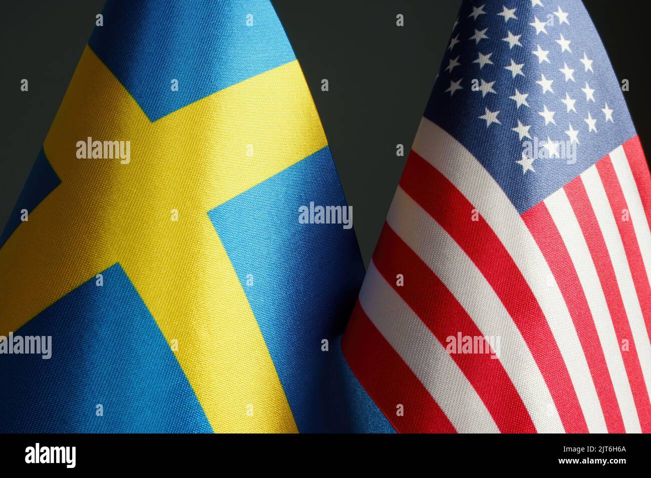 Petits drapeaux de la Suède et des Etats-Unis comme symbole de la diplomatie. Banque D'Images