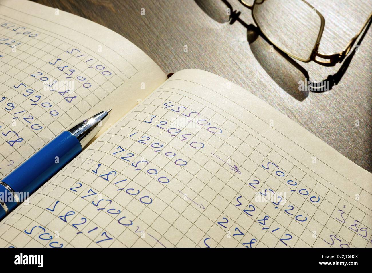Ouvrir le livre de comptabilité avec les données et le stylo. Home Finances concept de calculs. Banque D'Images