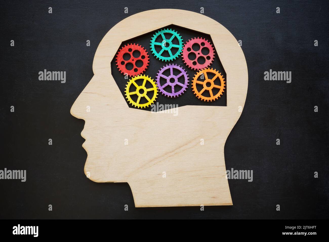 Forme de la tête et engrenages colorés à l'intérieur. Concept de santé mentale. Banque D'Images