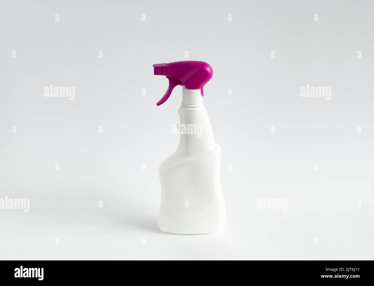 Flacons de détergent blanc ou fournitures de nettoyage chimique avec un pulvérisateur violet isolé sur fond blanc. Banque D'Images