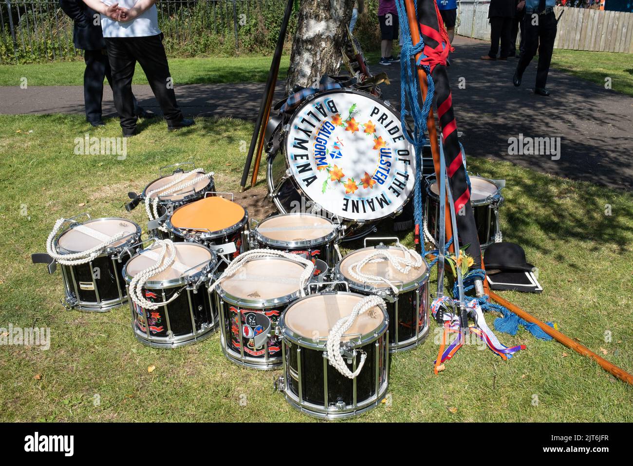 Batterie latérale, grosse caisse et divers drapeaux de Pride of the Maine Flute Band dans le parc aquatique six Mile. Ballyclare, Royaume-Uni - août 28 2022. Banque D'Images