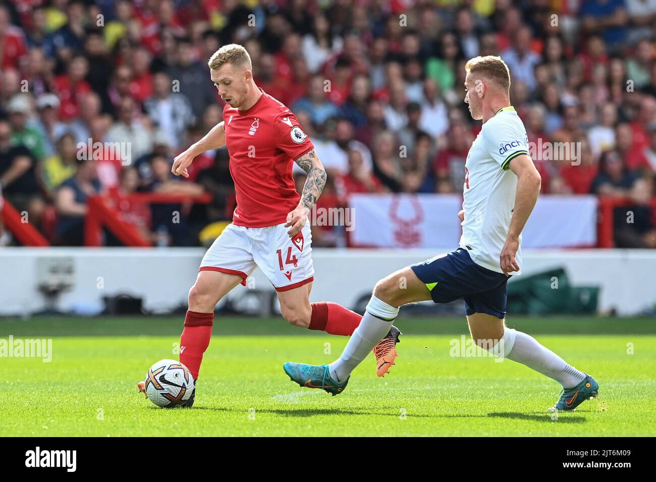 Lewis O'Brien #14 de Nottingham Forest Breaks suivi de Dejan Kulusevski #21 de Tottenham Hotspur Banque D'Images