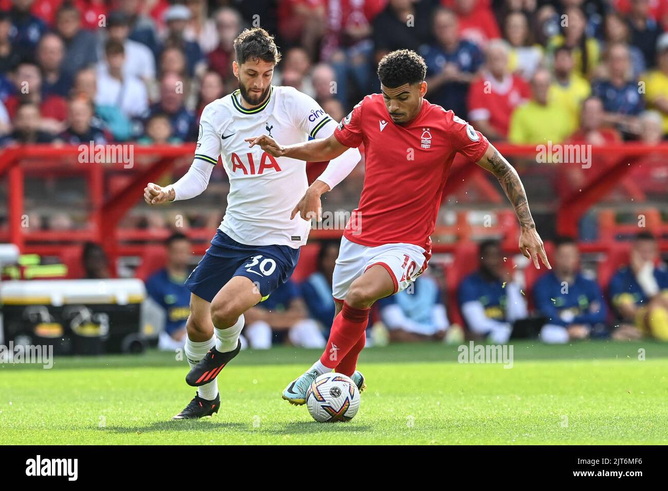 Morgan Gibbs-White #10 de la forêt de Nottingham détient Rodrigo Bentancur #30 de Tottenham Hotspur à Nottingham, Royaume-Uni le 8/28/2022. (Photo de Craig Thomas/News Images/Sipa USA) Banque D'Images