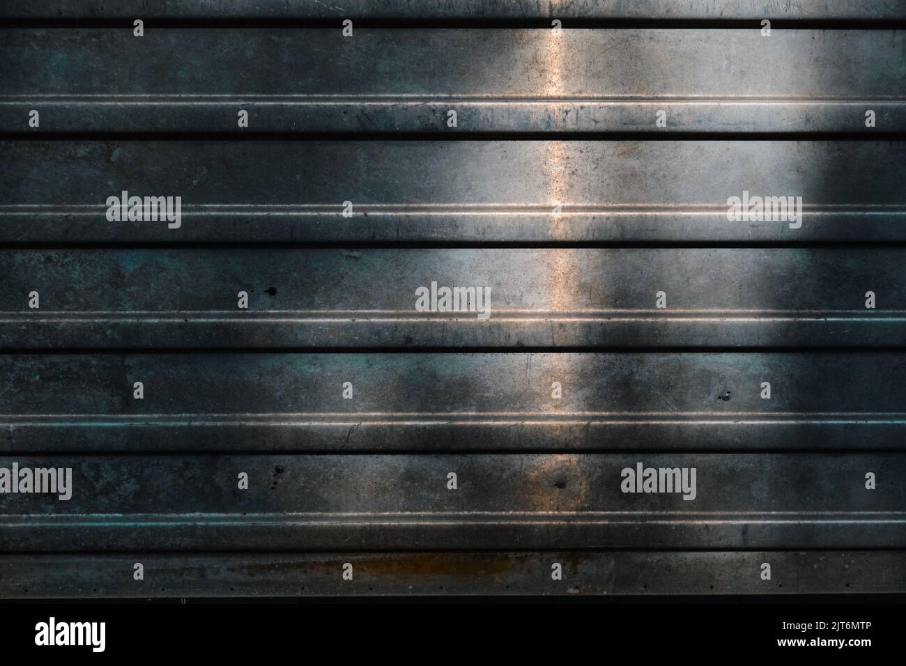 Une vieille feuille sale et rouillée de fer ondulé arrière-plan industriel la texture d'une clôture en aluminium froissé Banque D'Images