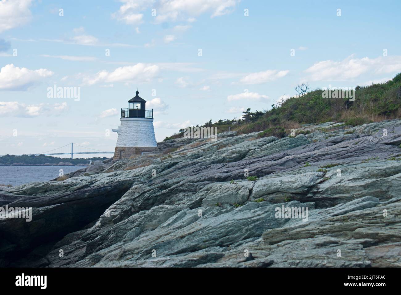 Le phare de Castle Hill à Newport, Rhode Island, surplombe la baie de Narragansett et le pont de Newport depuis un rivage rocheux -13 Banque D'Images