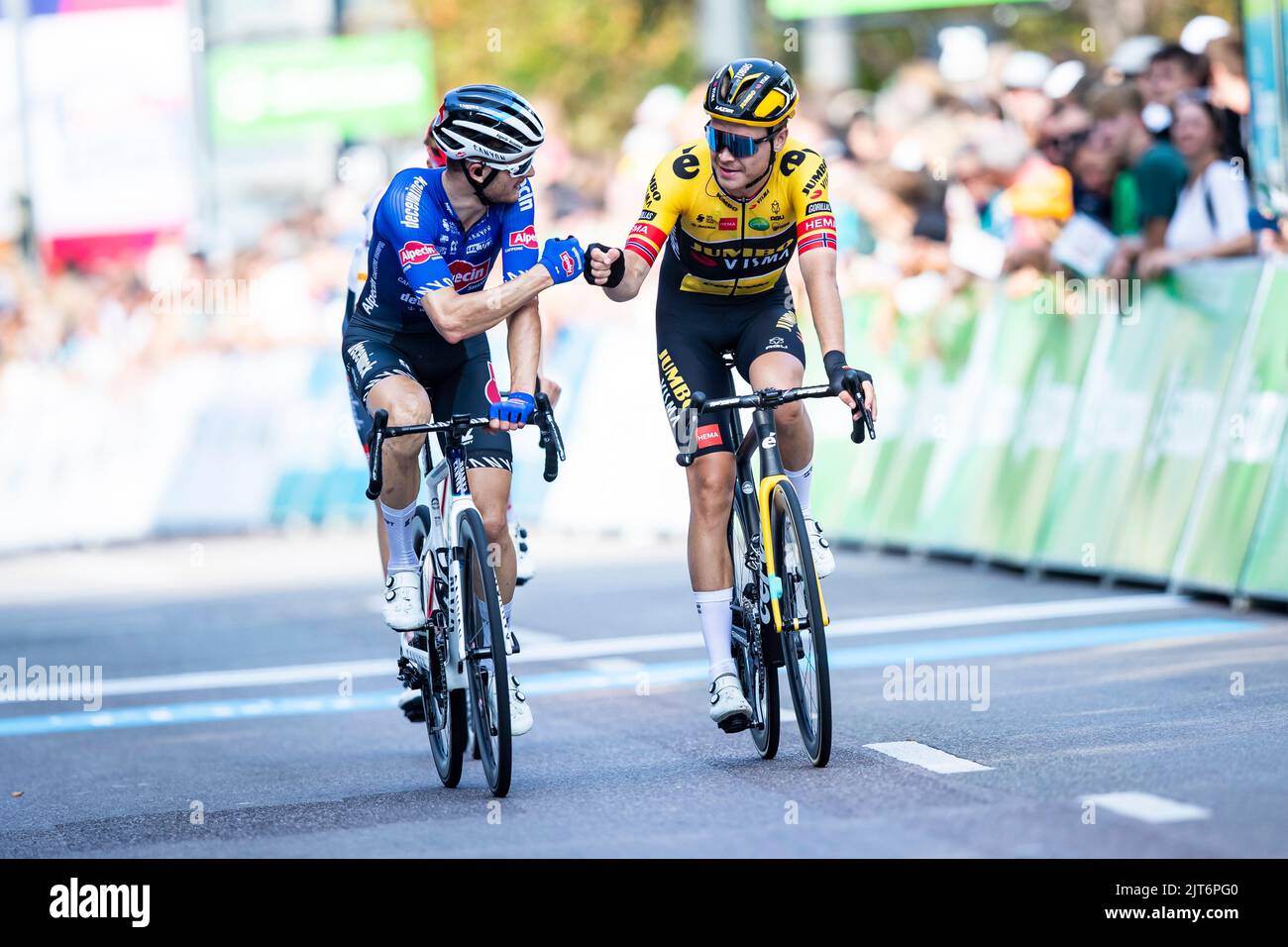 Stuttgart, Allemagne. 28th août 2022. Scott Thwaites (l) de Grande-Bretagne et Team Alpecin-Deceuninck et Tobias Foss de Norvège et Jumbo - l'équipe de Visma réagit à la fin de l'étape 4th du Tour d'Allemagne après la ligne d'arrivée à Stuttgart. L'année 4th et donc la dernière étape du Tour d'Allemagne commence aujourd'hui à Schiltach et se termine à Stuttgart. Crédit : Tom Weller/dpa/Alay Live News Banque D'Images