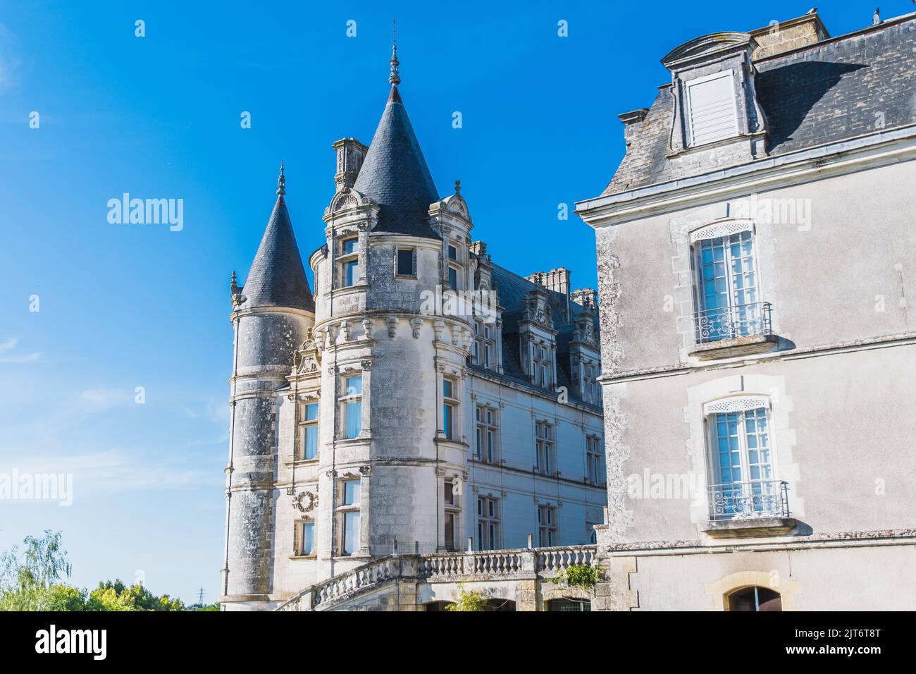 Château de Châteauvieux sur un ciel bleu dans le Loir-et-cher Banque D'Images