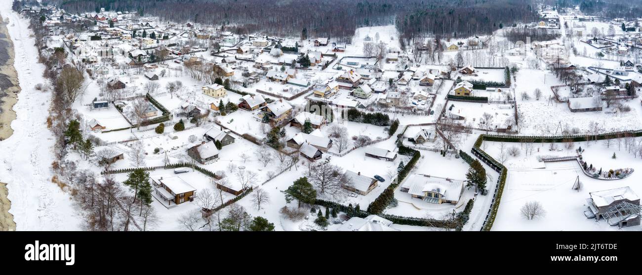 Village couvert de neige sur la mer Baltique Banque D'Images