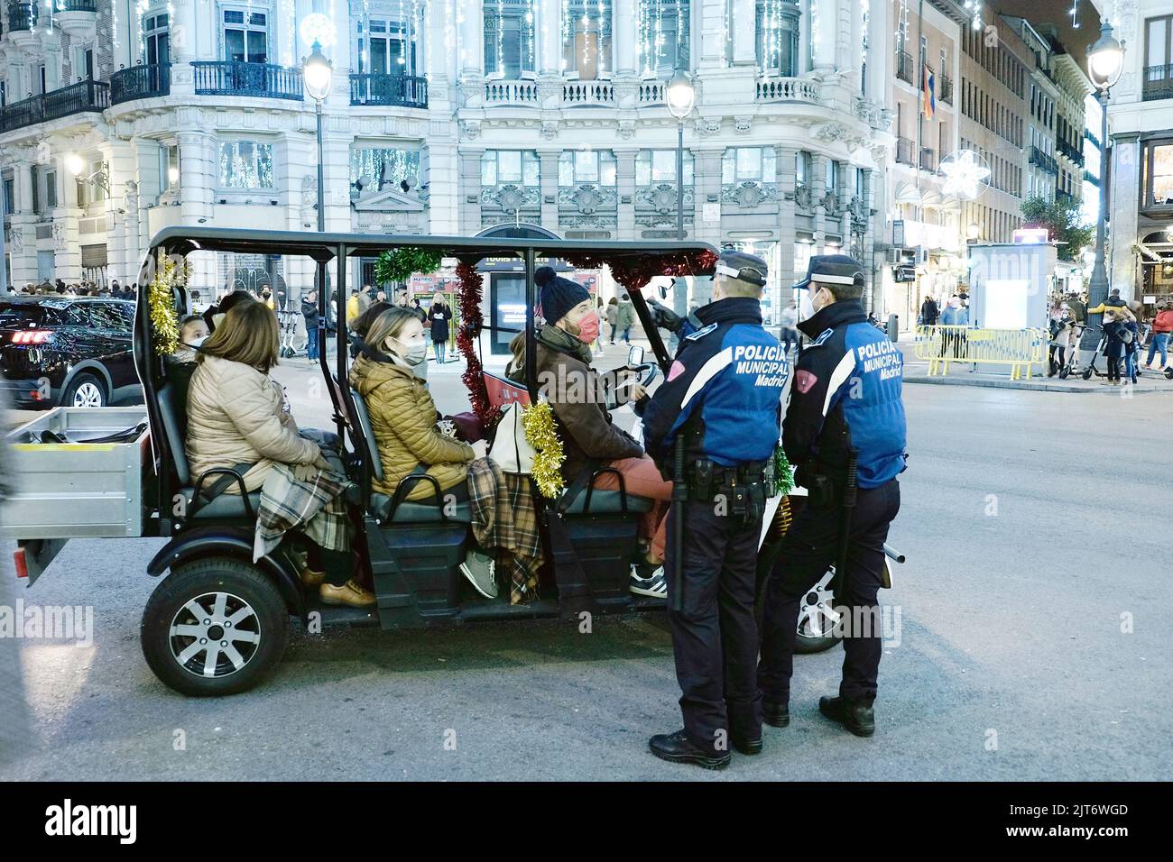 Deux policiers parlent aux passagers d'un véhicule électrique sur la Plaza de Canalejas, à Madrid. Banque D'Images