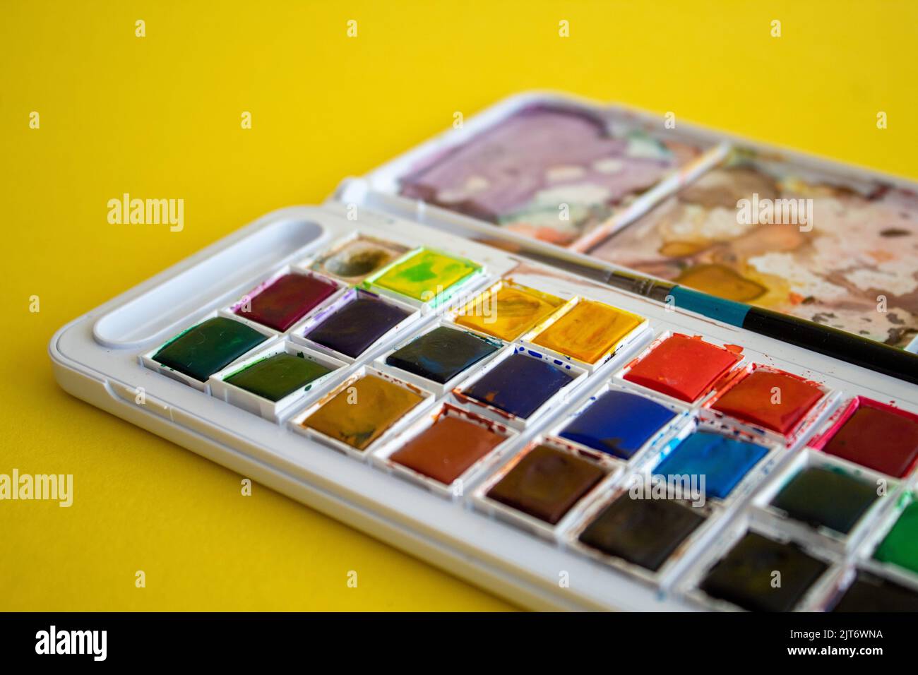 Vue de dessus de la palette colorée d'aquarelle et de pinceau gros plan sur  la table en bois, retour à l'école, mise au point sélective, effet de bruit  Photo Stock - Alamy