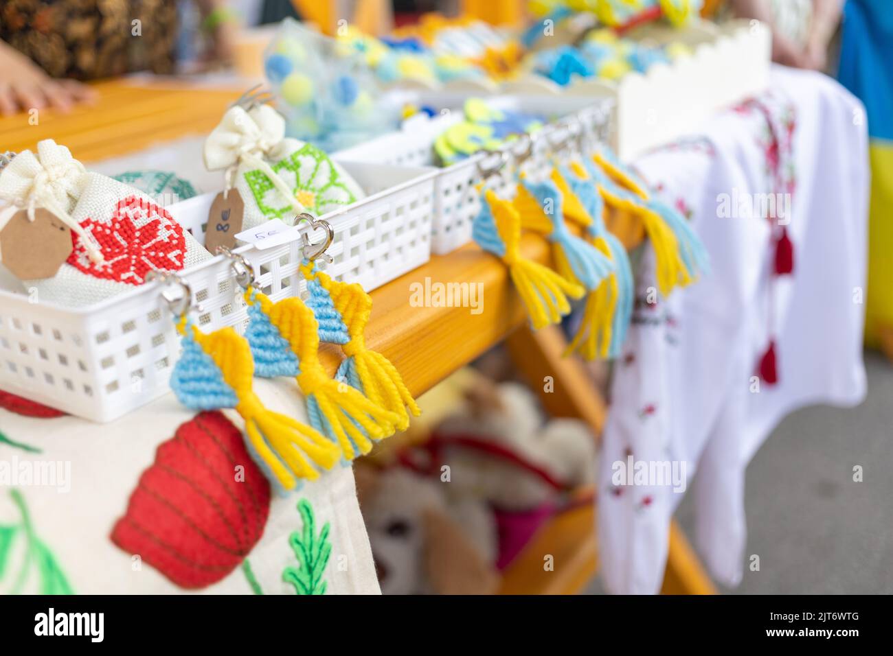 Marché caritatif, vêtements nationaux ukrainiens, trinket, couleurs Banque D'Images