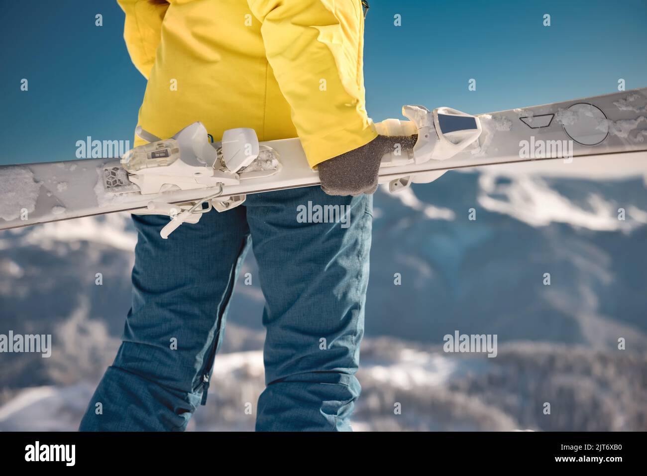 Photo en gros plan d'une skieuse féminine avec le ski entre les mains. Sports d'hiver Banque D'Images
