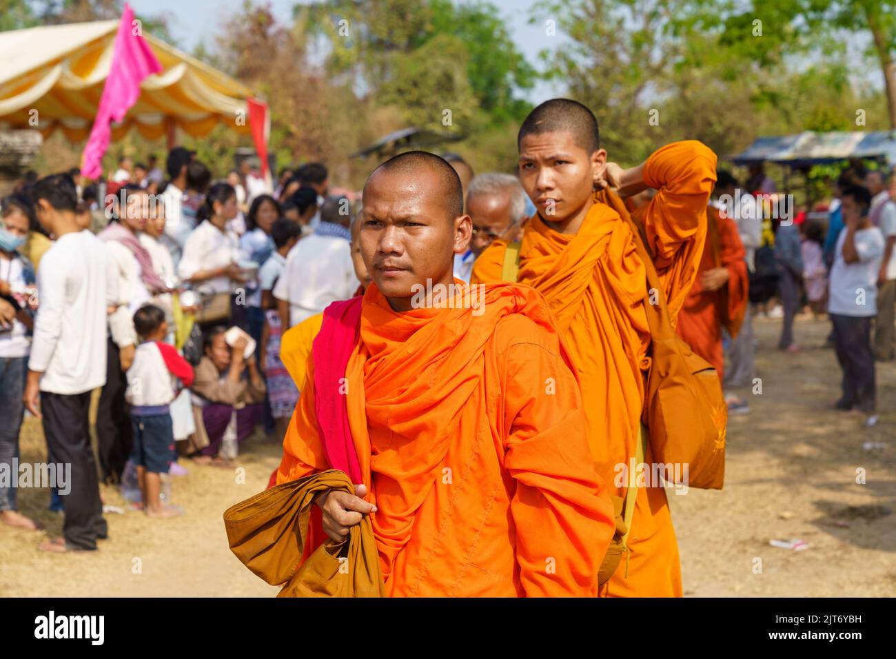 Les moines bouddhistes collectent des almes lors d'une cérémonie dans la province rurale de Takeo, au Cambodge Banque D'Images