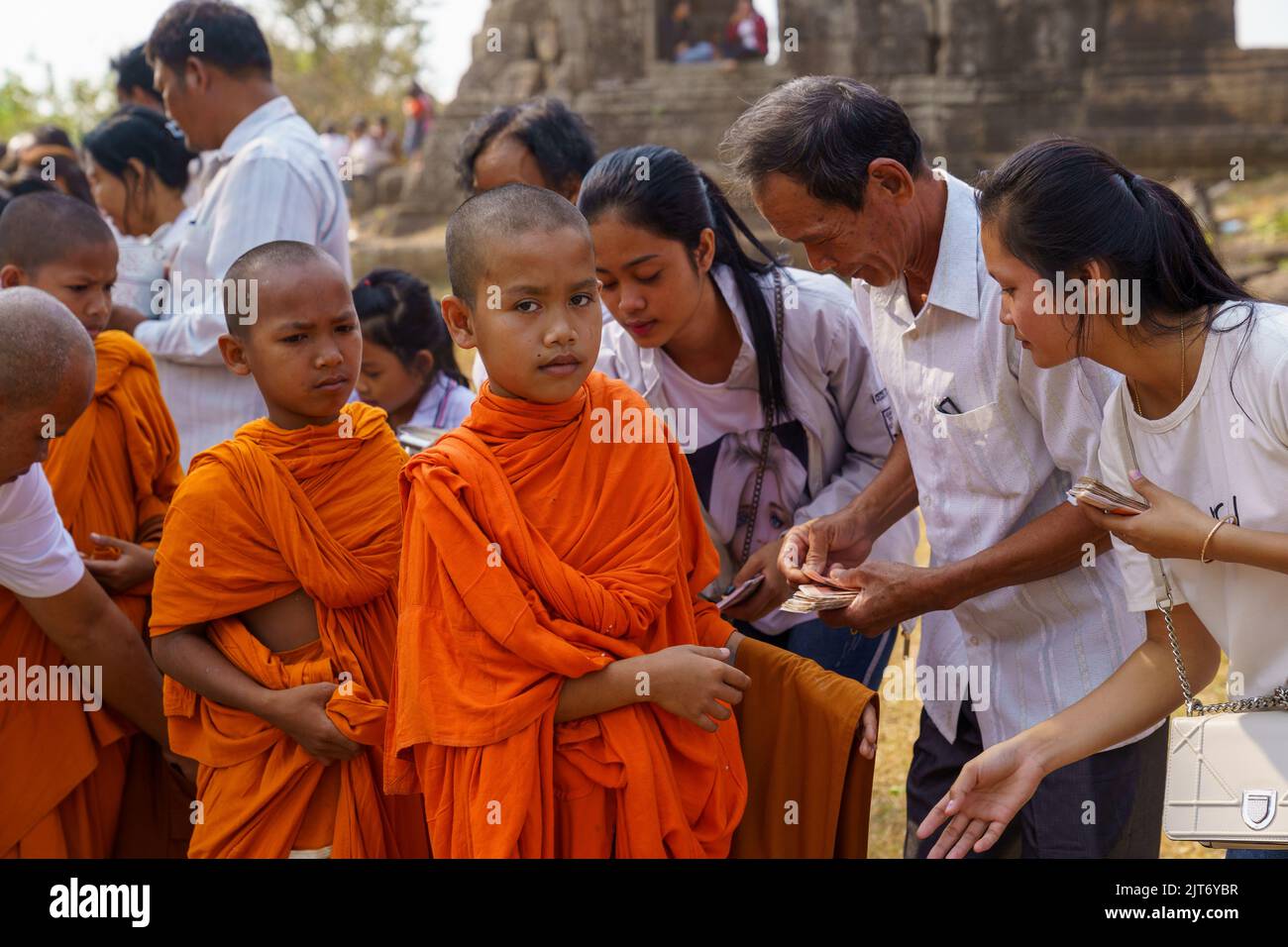 Les moines bouddhistes collectent des almes lors d'une cérémonie dans la province rurale de Takeo, au Cambodge Banque D'Images