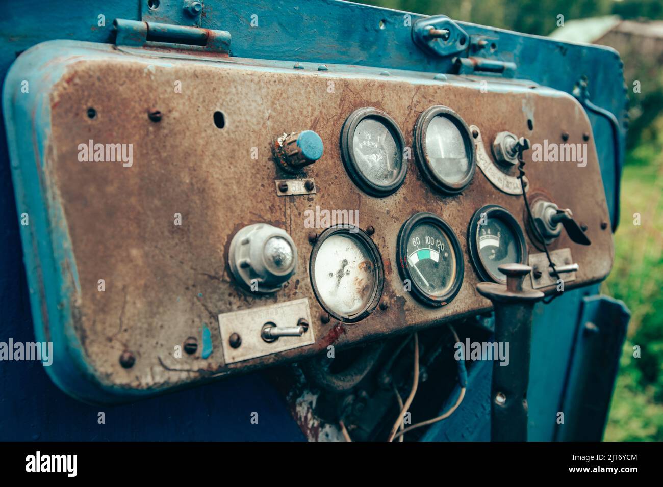Le tableau de bord en acier rouillé d'un très vieux tracteur en gros plan Banque D'Images