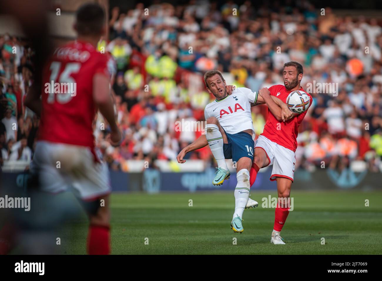 Nottingham, Royaume-Uni. 28th août 2022. Harry Kane #10 de Tottenham Hotspur bat Steve Cook #3 de la forêt de Nottingham à la balle à Nottingham, Royaume-Uni le 8/28/2022. (Photo de Ritchie Sumpter/News Images/Sipa USA) crédit: SIPA USA/Alay Live News Banque D'Images