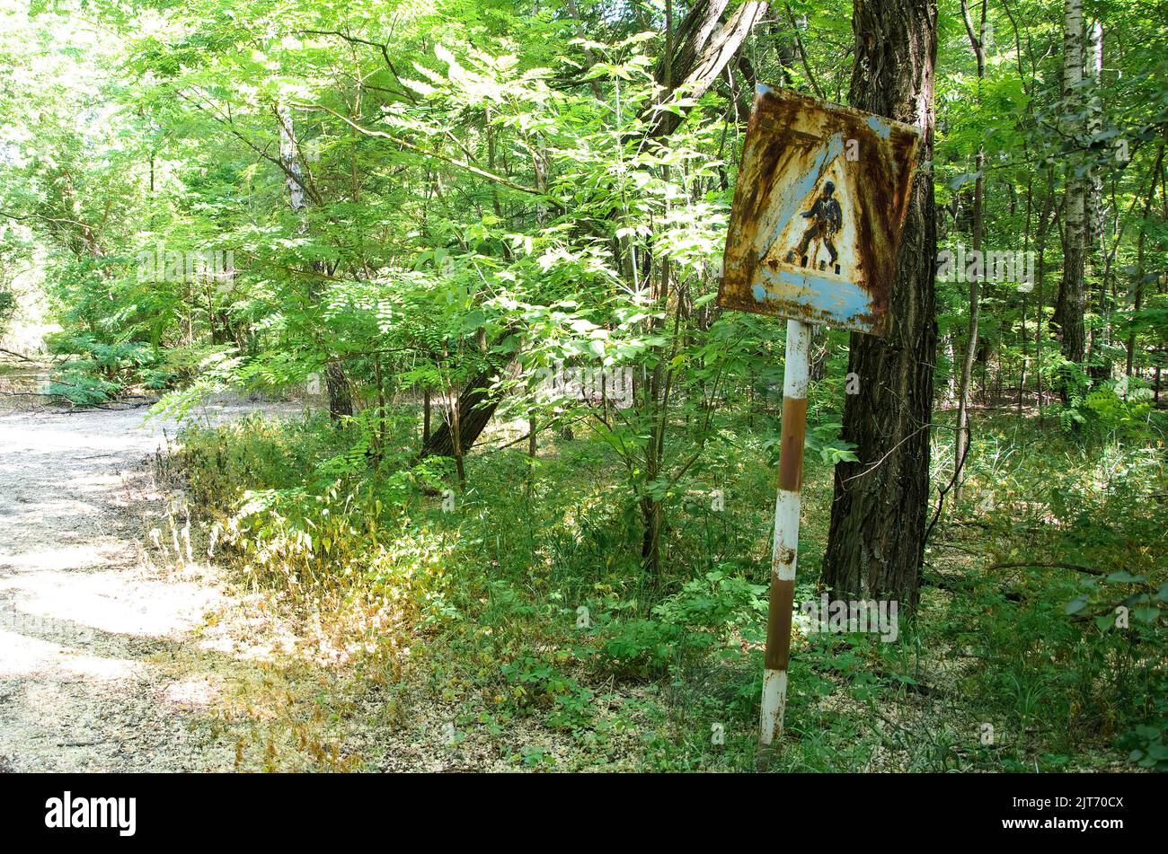 Panneau rouillé sur la route de Prypiat dans la zone d'exclusion de Tchernobyl Banque D'Images