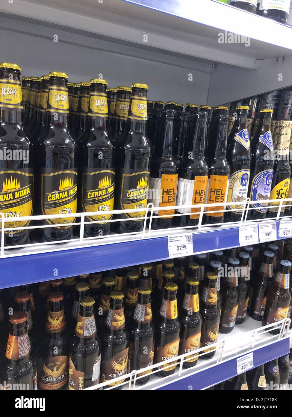 25.08.2022 Ukraine, Kharkiv, étagère avec bière en bouteilles de verre dans un supermarché. Bière belge de haute qualité Banque D'Images