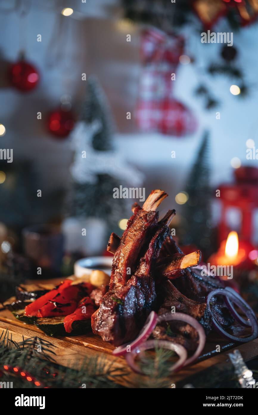 côtelettes de viande grillée, veau, bœuf, carré d'agneau avec légumes, barbecue de noël Banque D'Images