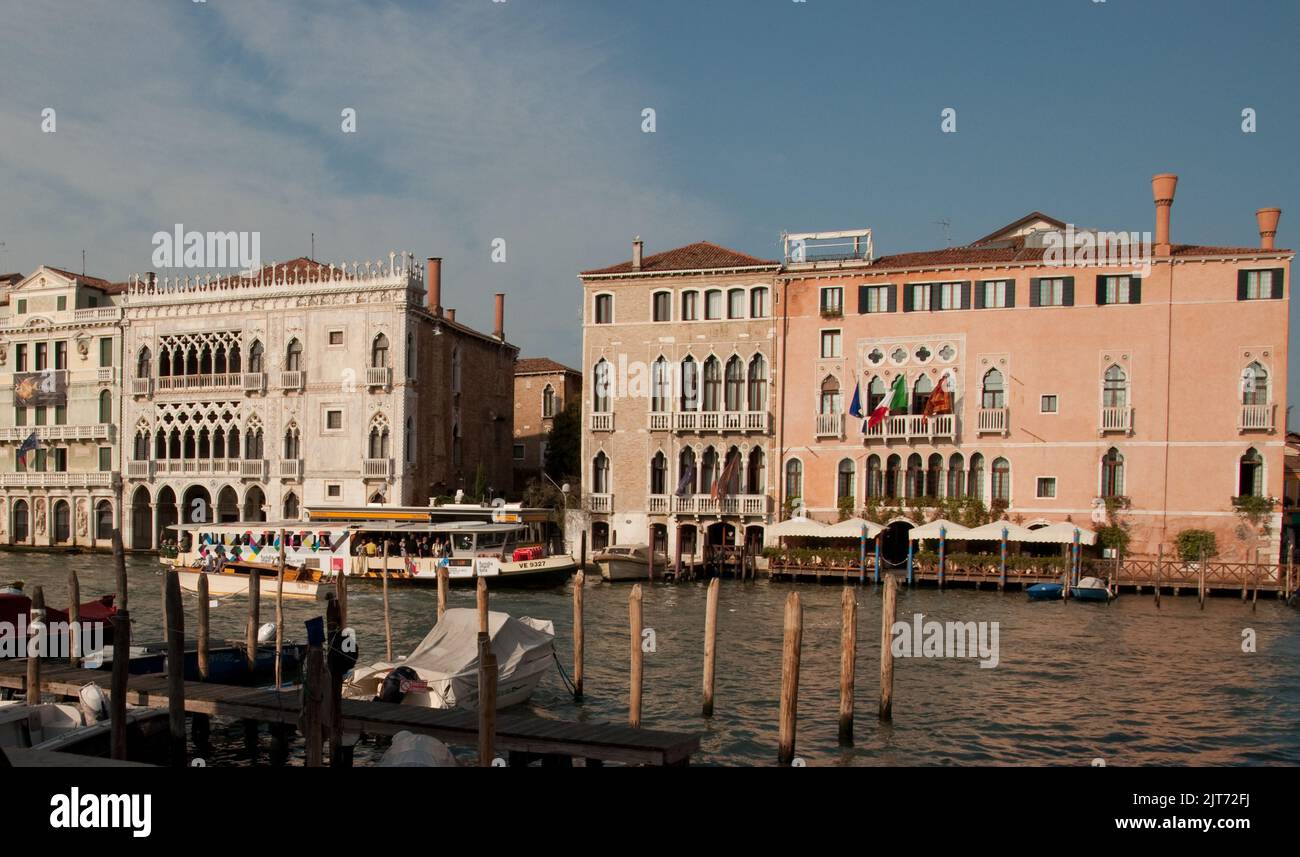 Canale Grande et Ca D'Oro, Venise, Italie. C'est le plus grand canal de Venise et sa principale voie navigable. Des bateaux de toutes sortes circulent le long de ce canal. Banque D'Images