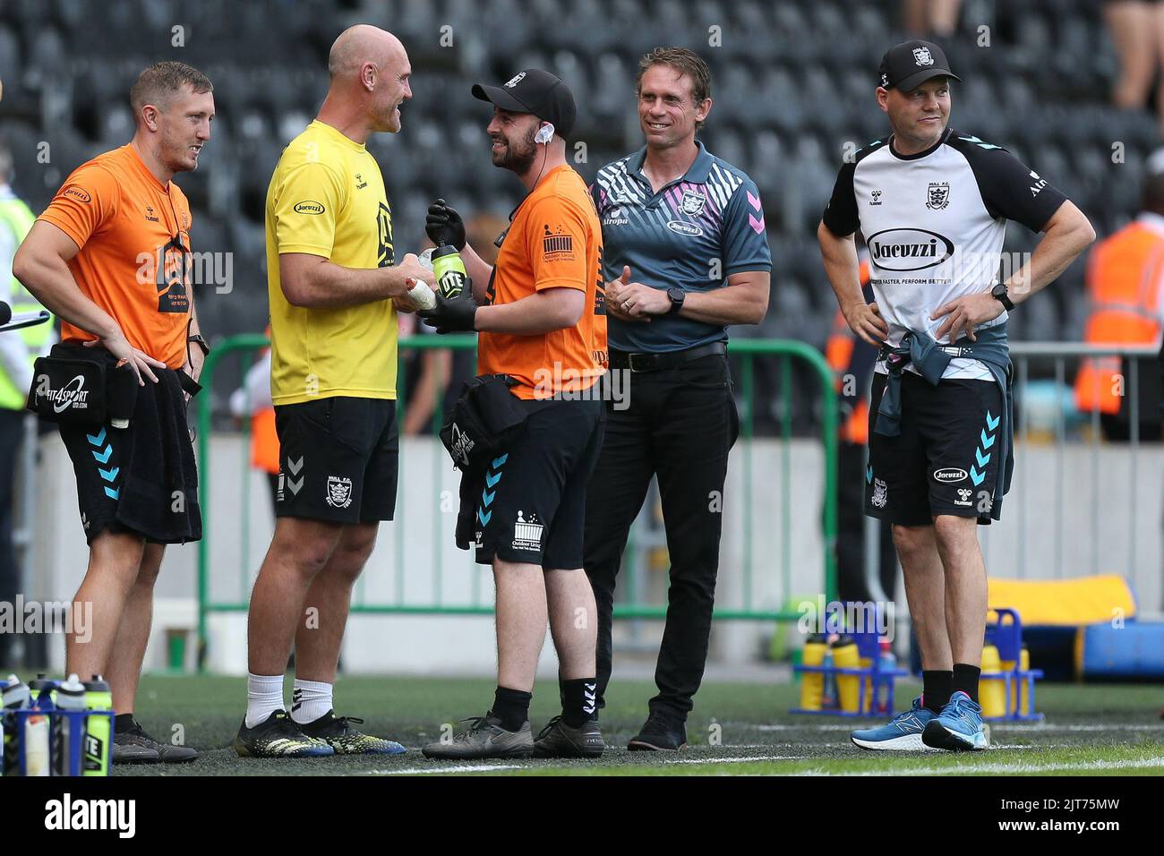 Hull, Royaume-Uni. 28th août 2022. Brett Hodgson entraîneur-chef du FC Hull en conversation à la fin du match, le 8/28/2022. Credit: SIPA USA/Alay Live News Banque D'Images