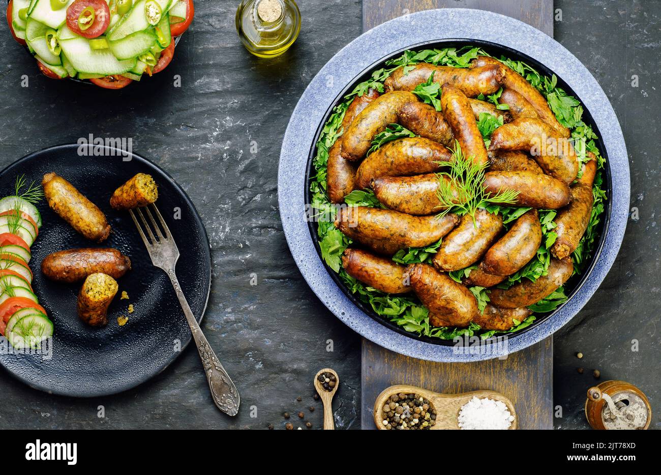 Cuisine arabe; cuisine égyptienne traditionnelle 'bar'. Il s'agit de saucisses de bœuf farcies au mélange de riz, de viande hachée et frites dans l'huile. Banque D'Images