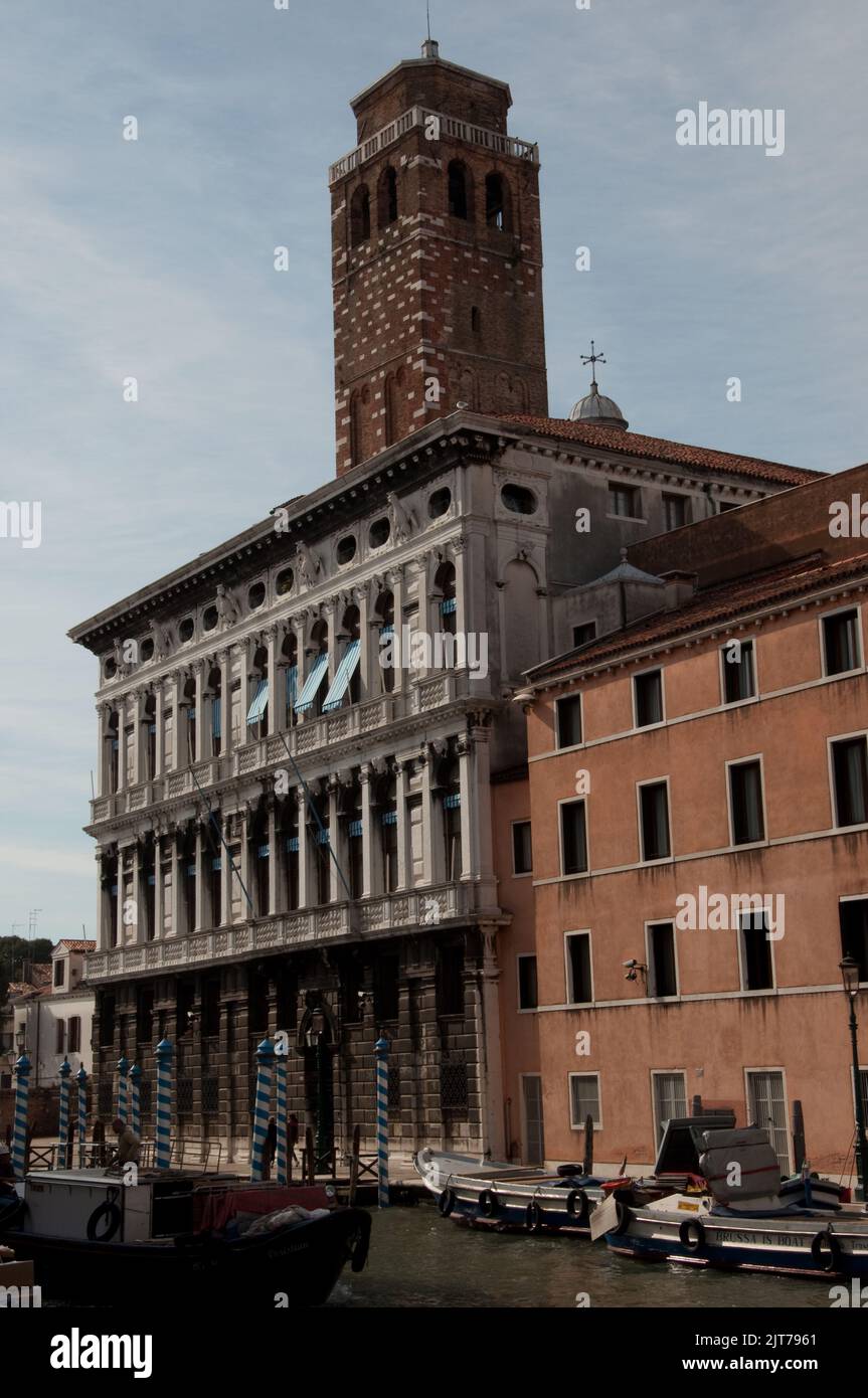 Maisons et bateaux le long d'un canal, Venise, Italie. Bâtiments vénitiens typiques. C'est l'un des plus grands canaux de Venise et l'une de ses principales voies navigables. Banque D'Images