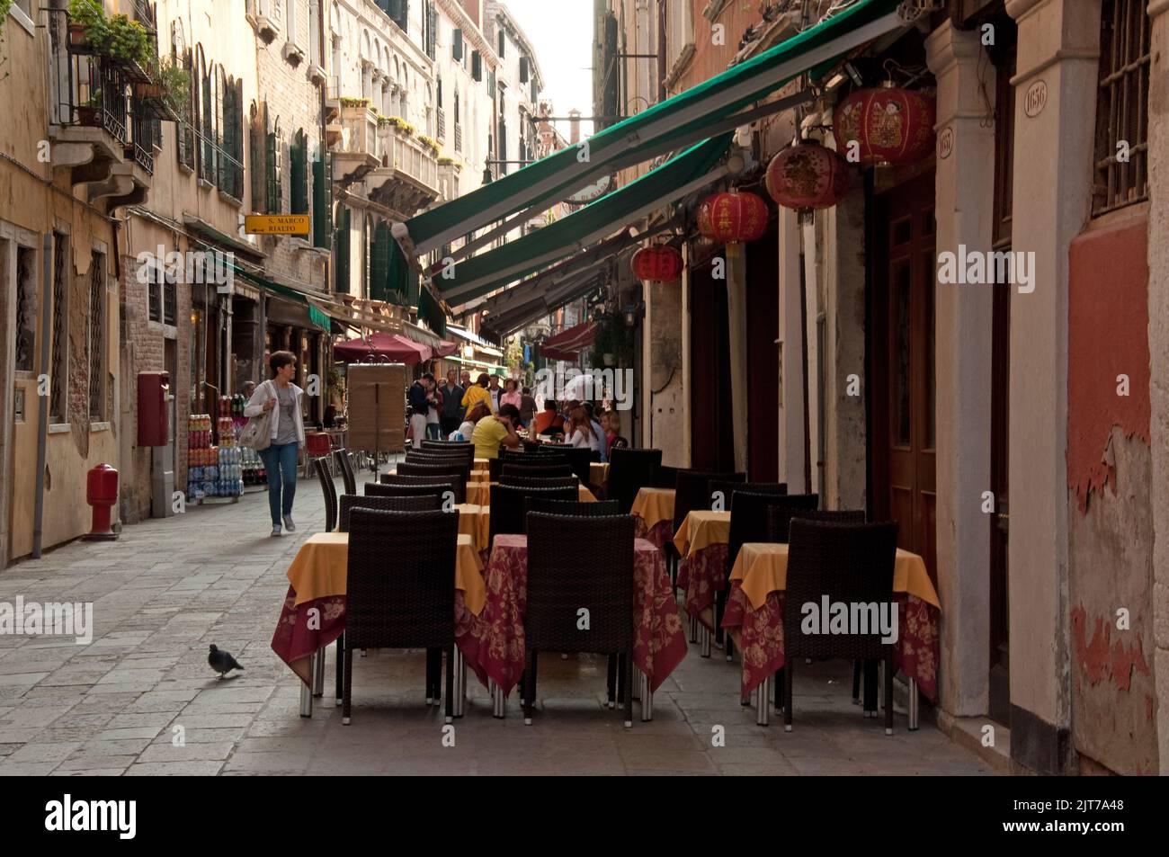 Scène de rue, Venise, Italie. Rue étroite avec un café sur le trottoir et  des gens qui marchent. Lanternes chinoises; restaurant chinois Photo Stock  - Alamy