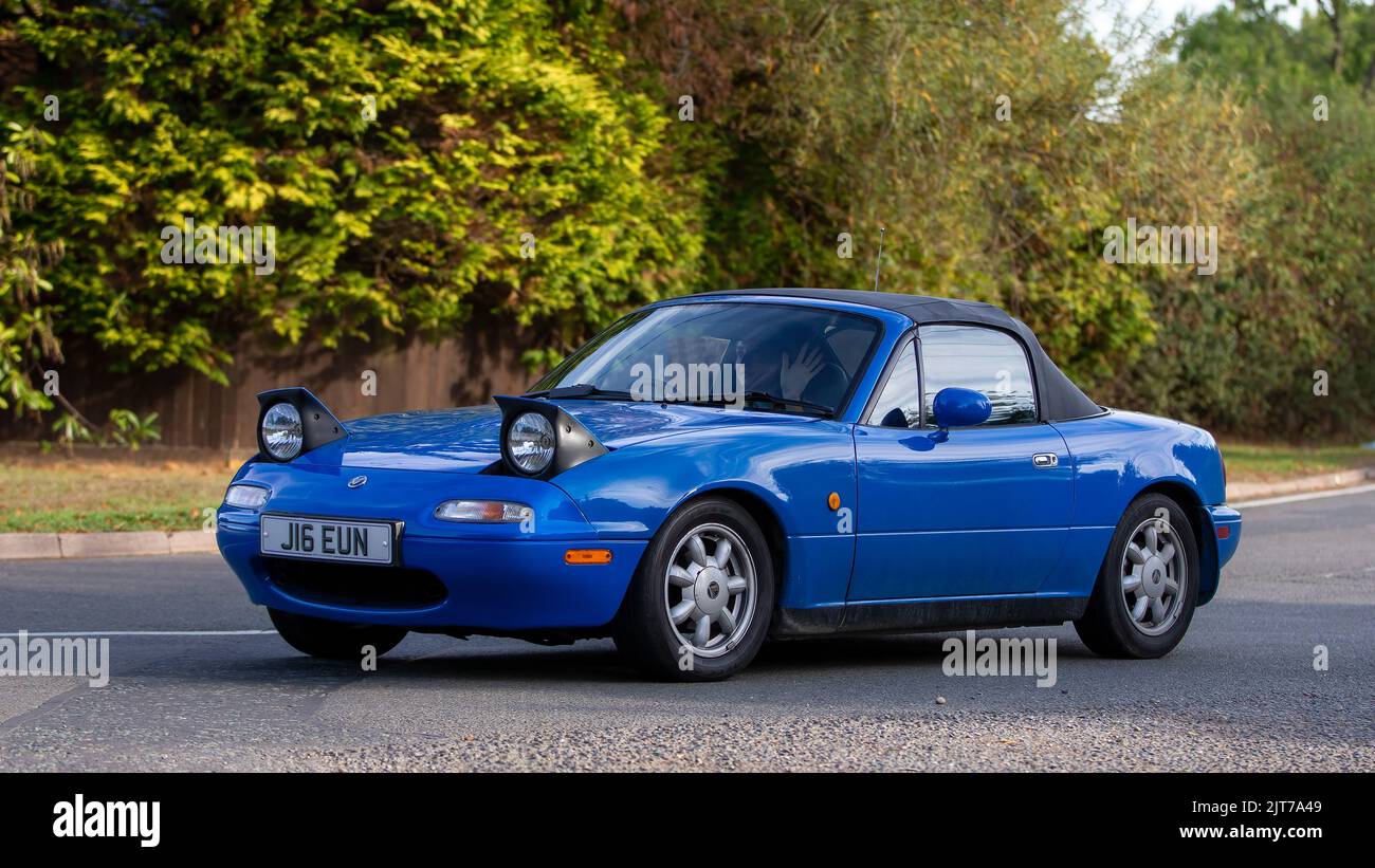 1992 Mazda Miata MX5 bleu avec phares à extinction rapide Banque D'Images