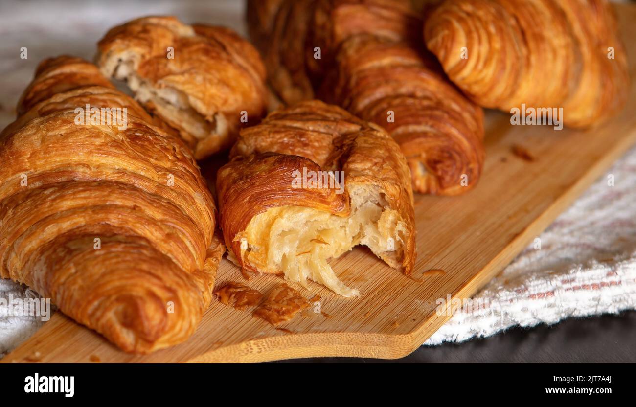 Croissants de petit-déjeuner français, plats et plats Banque D'Images