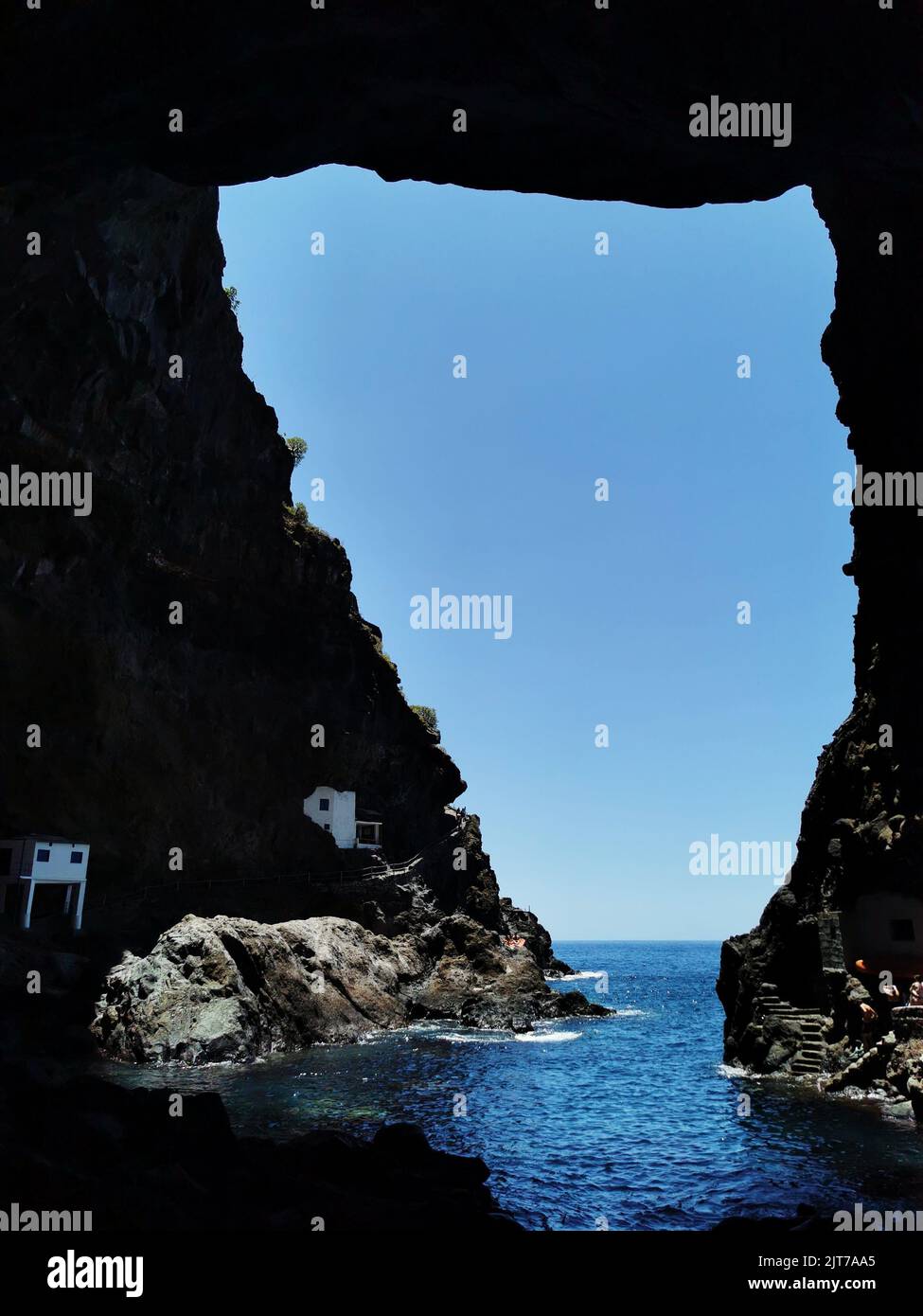 Un cliché vertical des ouvertures de la grotte Poris de Candelaria dans la mer bleu clair, la ville de Tijarafe, la Palma, les îles Canaries Banque D'Images