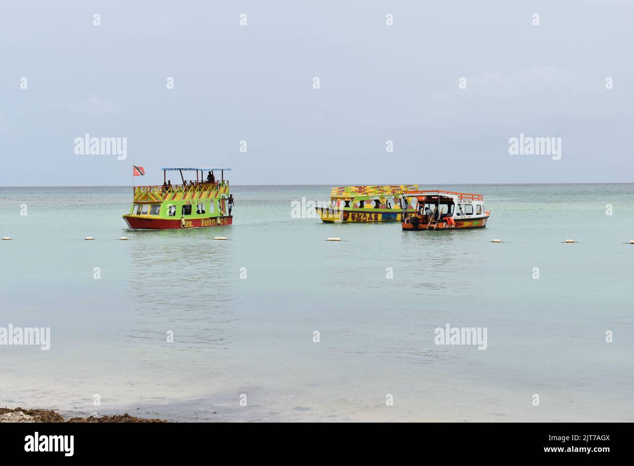 Pigeon point, Tobago - 12 juillet 2022 - bateaux colorés à fond de verre dans la plage de Pigeon point. Ces bateaux sont utilisés pour transporter les visiteurs vers le récif de Buccoo, Nylon Pool et No Mans Land. Banque D'Images