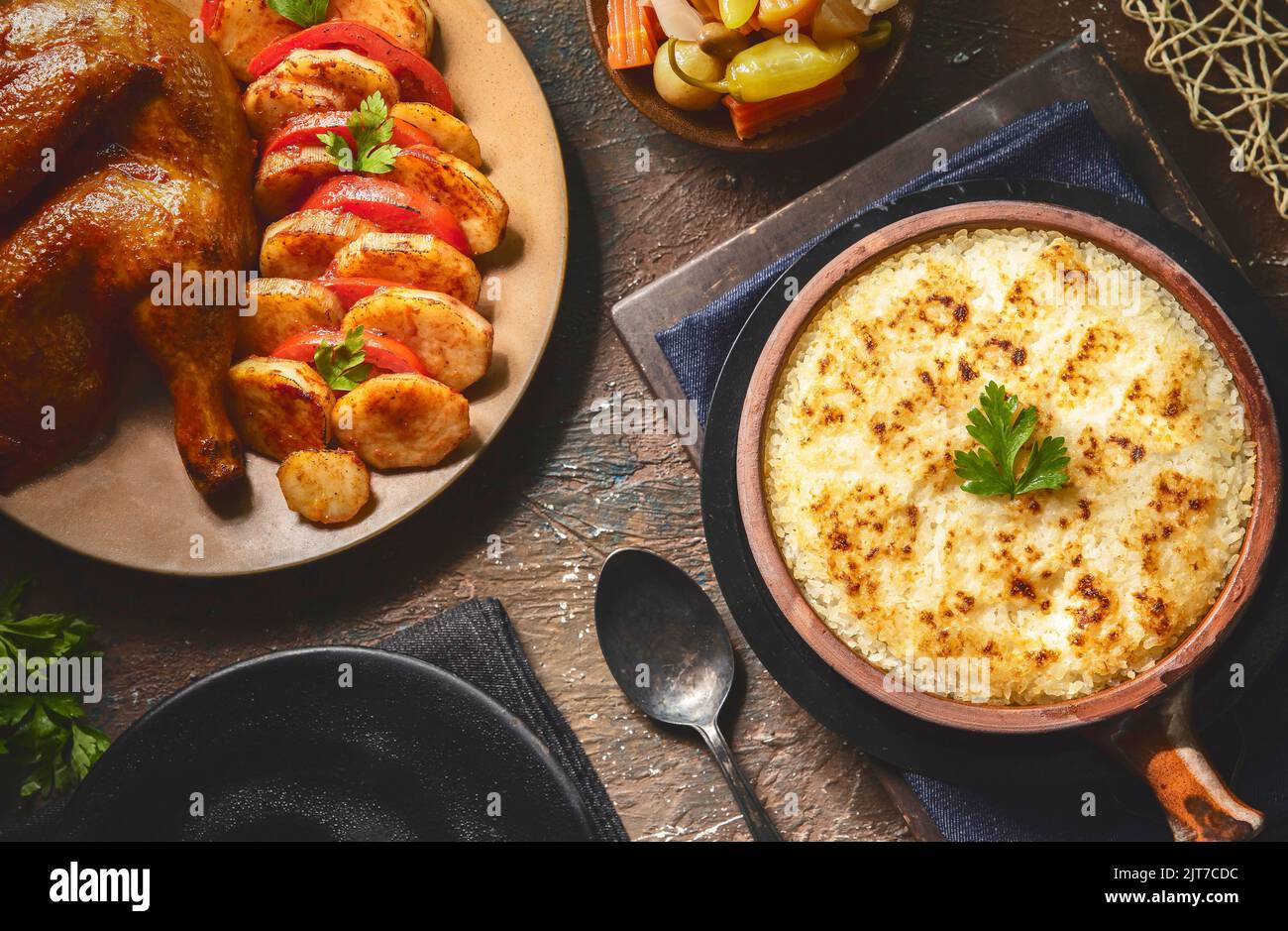 Cuisine arabe; plat traditionnel égyptien 'Muammar ou Meammar Rice'. Il est composé de riz, de crème fraîche épaisse et de lait. Banque D'Images