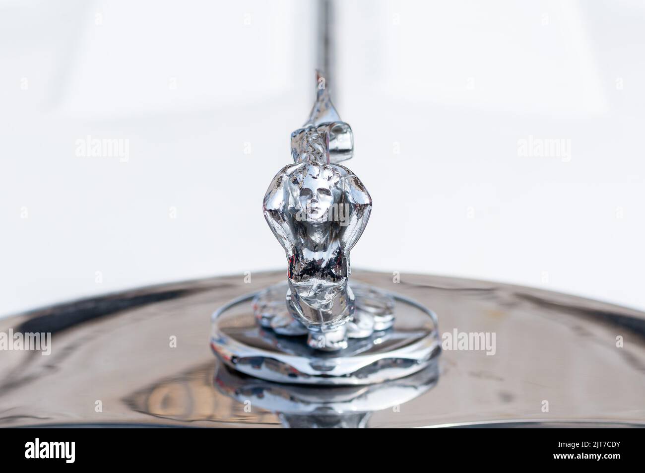 Timisoara, Roumanie - 22 avril 2017 : vue avant et logo d'un Excalibur Phaeton 1981 lors d'un défilé de voitures rétro Banque D'Images