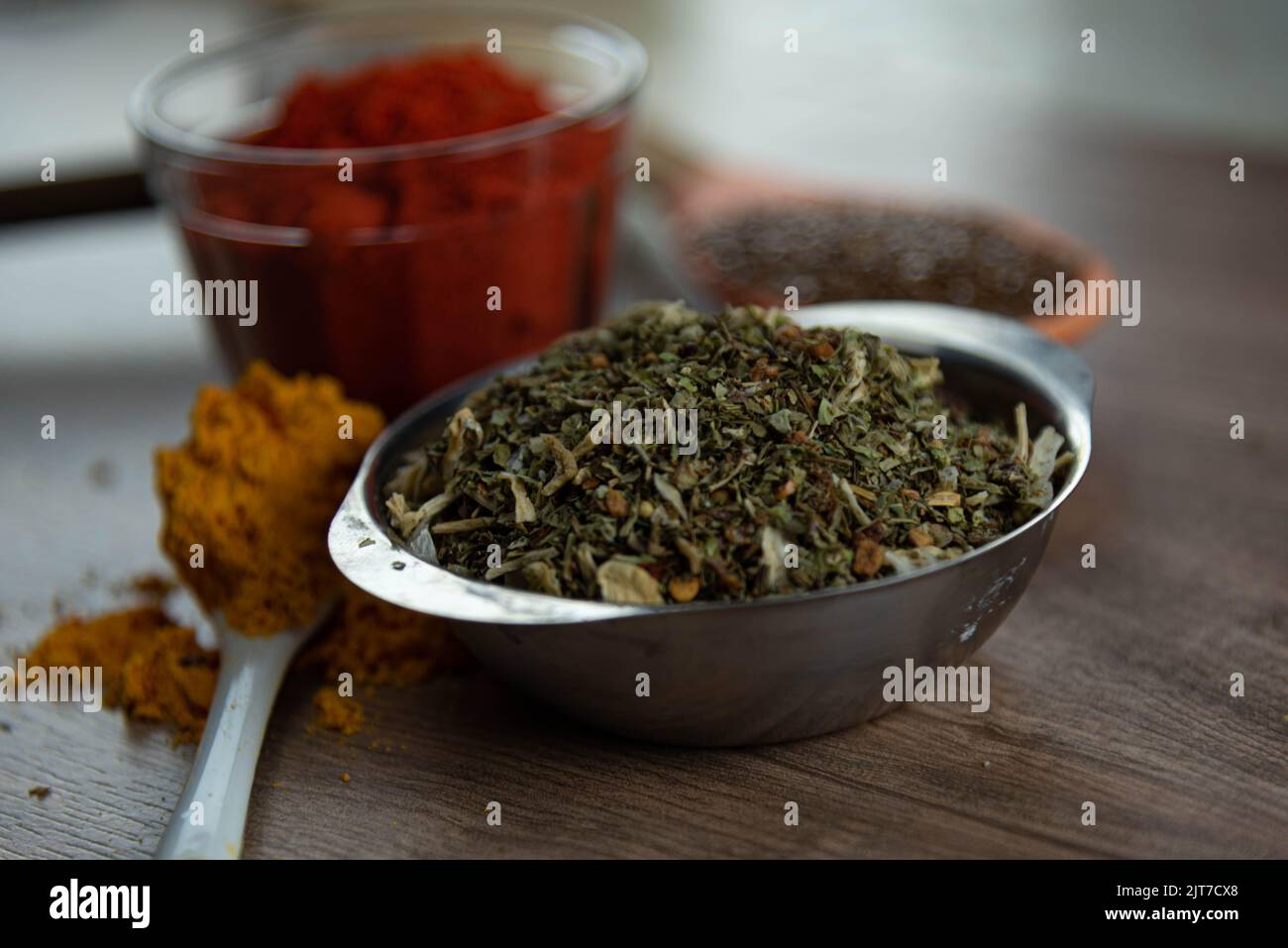 Condiment culinaire rouge moulu fait d'annatto (Bixa orellana). Paprika. Épices douces et légèrement sucrées, consommées dans les viandes et les sauces. Épice indispensable Banque D'Images