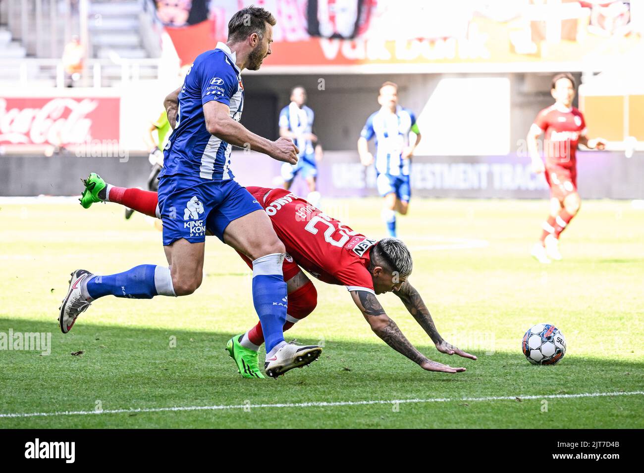 Gand, Belgique. 28th août 2022. Laurent Depoitre de Gand et Gaston Luciano Avila d'Anvers photographiés en action lors d'un match de football entre KAA Gent et Royal Antwerp FC, dimanche 28 août 2022 à Gand, le 6 e jour de la première division du championnat belge de la « Jupiler Pro League » 2022-2023. BELGA PHOTO TOM GOYVAERTS crédit: Belga News Agency/Alay Live News Banque D'Images