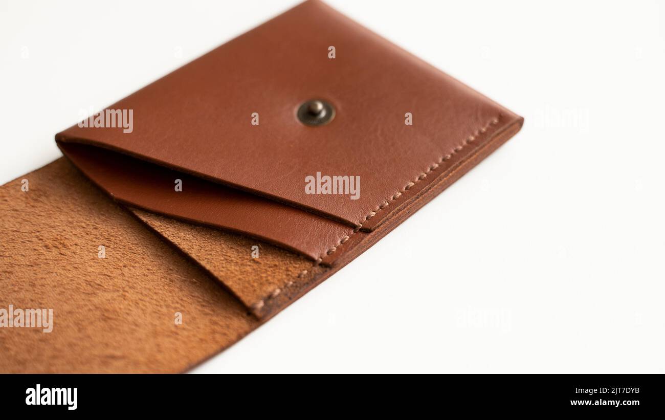Ouvrez le porte-carte vide en cuir orange véritable sur une surface blanche. Banque D'Images