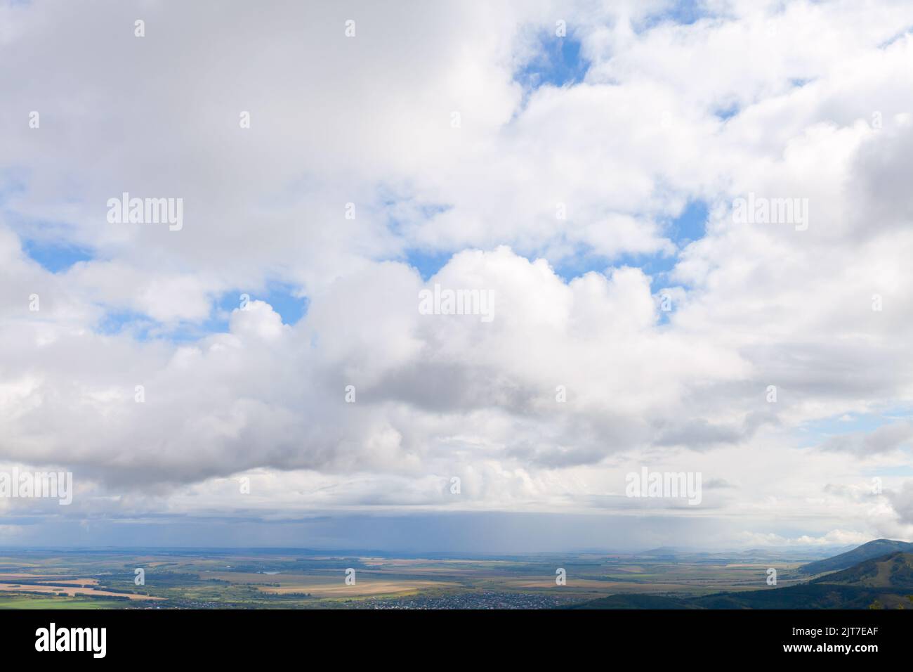 Ciel nuageux au-dessus de Belokurikha, Altai Krai, Russie Banque D'Images
