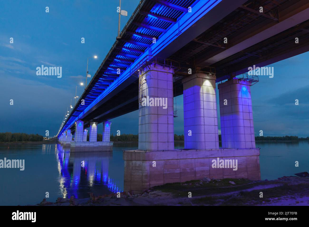 Le nouveau pont avec des lumières bleues la nuit, un pont de l'autre côté de l'OB à Barnaul, reliant le quartier central de la ville et la rive droite du pays Banque D'Images