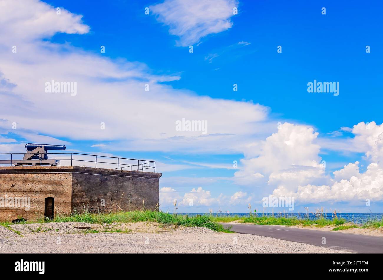 Un canon de la guerre de Sécession pointe à Mobile Bay depuis fort gaines, le 27 août 2022, à Dauphin Island, Alabama. Banque D'Images