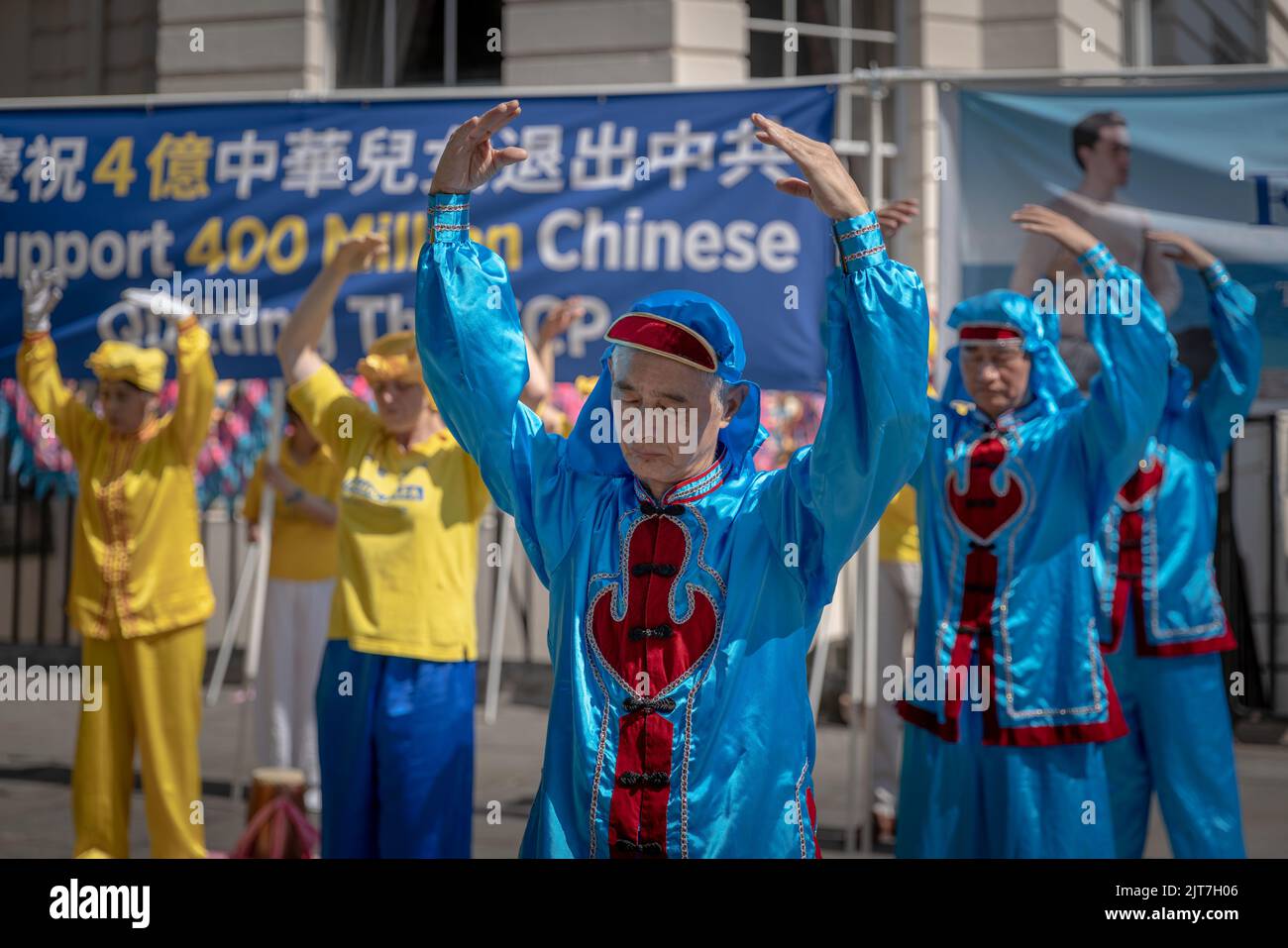 Londres, Royaume-Uni. 28th août 2022. 'Couronner la persécution de Falun Gong en Chine' à la place St Martin. En 1999, le parti communiste chinois (PCC) a interdit le Falun Gong en Chine et a commencé une campagne brutale persécutant les pratiquants du Falun Gong pour tenter de l'éliminer entièrement. Credit: Guy Corbishley/Alamy Live News Banque D'Images