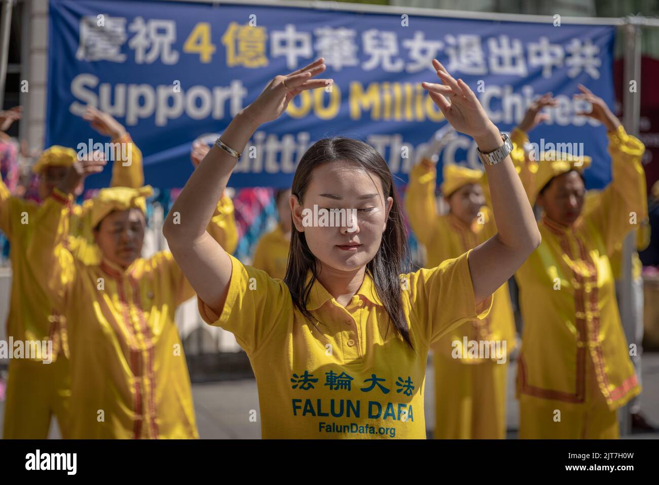 Londres, Royaume-Uni. 28th août 2022. 'Couronner la persécution de Falun Gong en Chine' à la place St Martin. En 1999, le parti communiste chinois (PCC) a interdit le Falun Gong en Chine et a commencé une campagne brutale persécutant les pratiquants du Falun Gong pour tenter de l'éliminer entièrement. Credit: Guy Corbishley/Alamy Live News Banque D'Images
