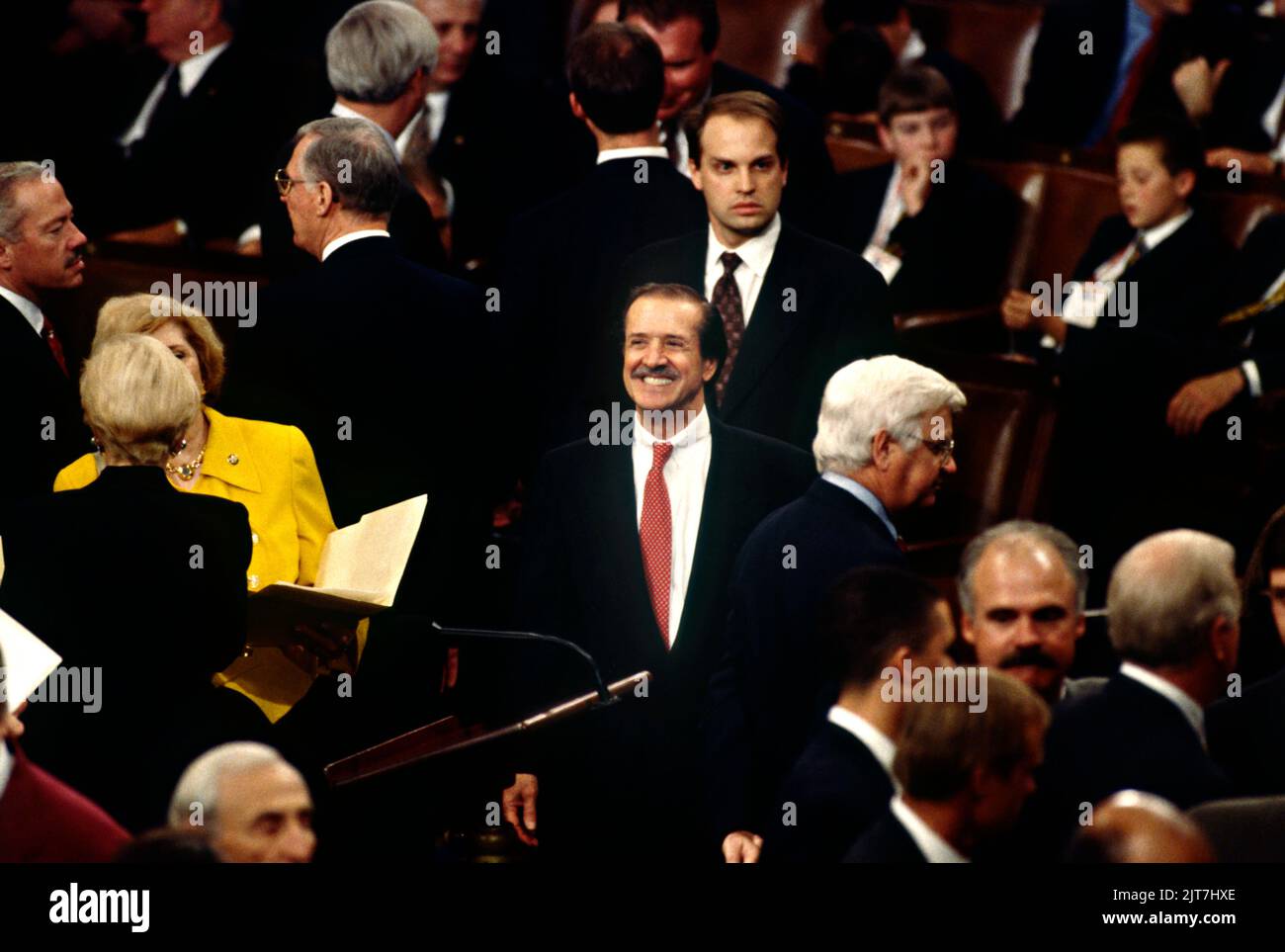 Sonny Bono, membre du centre de l'ancienne pop star des États-Unis, sourit alors qu'il prend sa place au Congrès de 105th sur le plancher du Congrès des États-Unis sur Capitol Hill, à 7 janvier 1997, à Washington Banque D'Images