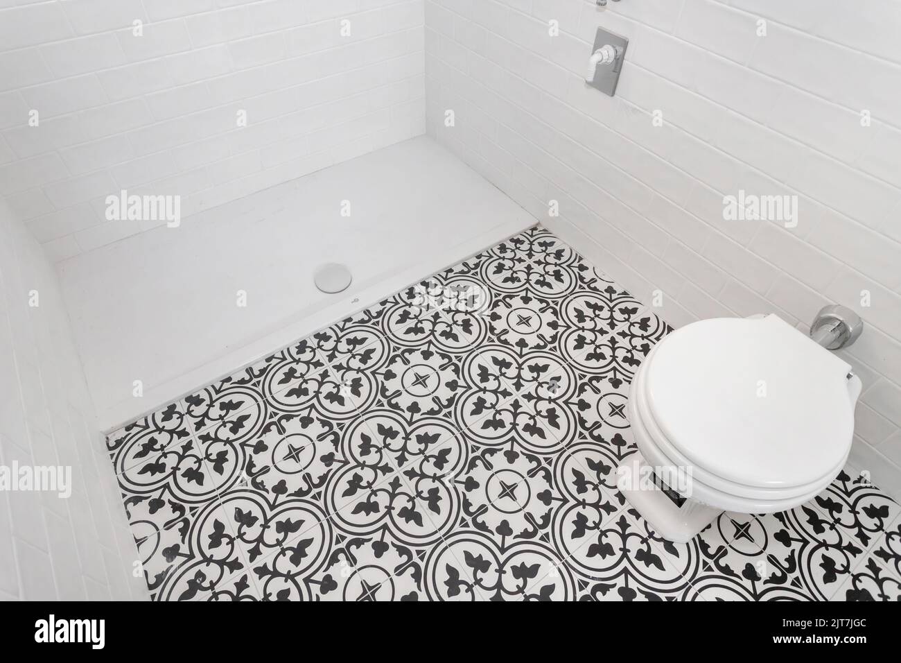 toilettes en céramique blanche dans la salle de bains de luxe, avec carrelage au sol. Style italien. Banque D'Images