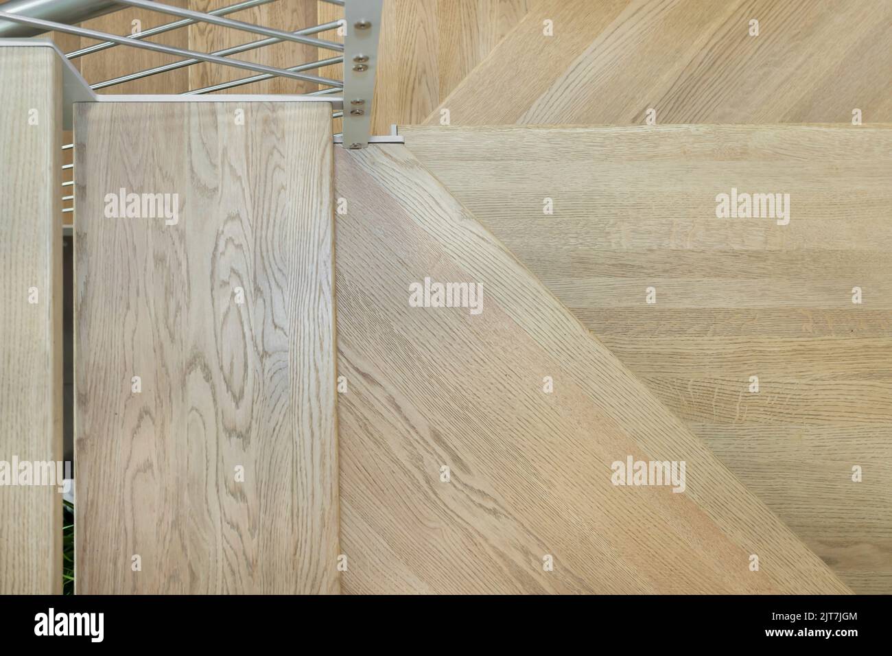 Escaliers résidentiels modernes en bois. Escalier en bois à l'intérieur d'une maison moderne blanche contemporaine. Banque D'Images